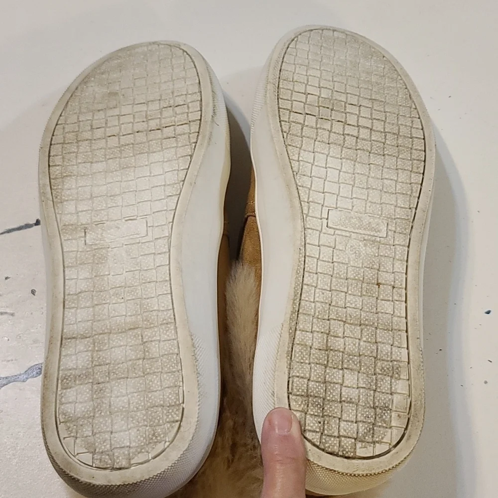 La Sheela Women's Slip-on Shoes Tan Faux Suede W/Cream Faux Fur Size 8 1/2‎ EUC